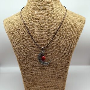 Collier lune métal graine Immortelle rouge-Graines de Poterie-artisan local -graines tropicales naturelles-bijoux-bague-coller-bougie-céramique-décorations-idées cadeaux-vichy