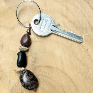 Porte Clef graine oeil de Boeuf tigré-Graines de Poterie-artisan local -graines tropicales naturelles-bijoux-bague-coller-bougie-céramique-décorations-idées cadeaux-vichy