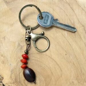 Porte Clef graine Courbaril-Graines de Poterie-artisan local -graines tropicales naturelles-bijoux-bague-coller-bougie-céramique-décorations-idées cadeaux-vichy