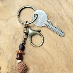 Porte Clef graine Rudraksha-Graines de Poterie-artisan local -graines tropicales naturelles-bijoux-bague-coller-bougie-céramique-décorations-idées cadeaux-vichy